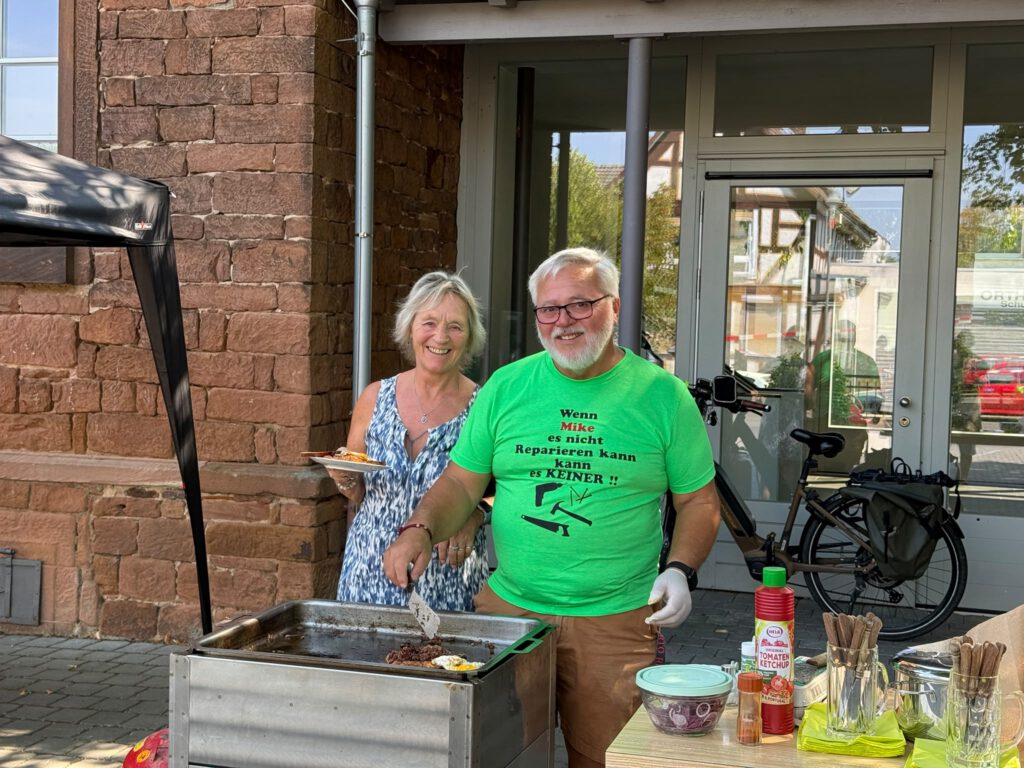Angelika und Mike am Grill